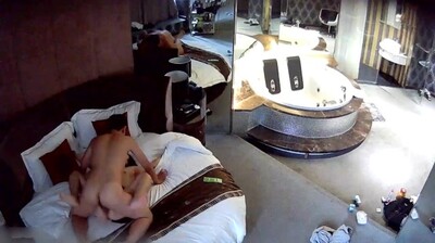 眼镜萌妹被连干两炮骚叫不止，清晰呻吟搞笑又淫荡！