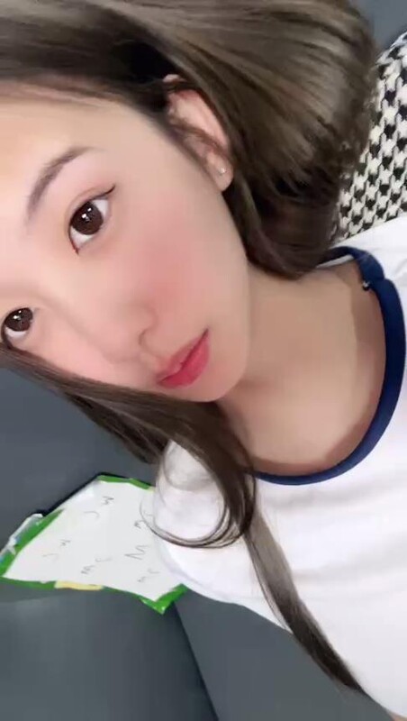 校花女神下海首秀：极品尤物細腰長腿掰開粉嫩緊致嫩穴高清內窺，誘惑男優瘋狂輸出！