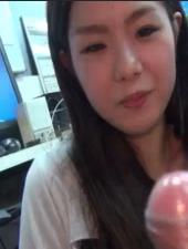 办公室无人,漂亮文员跪地侍奉,口交撸管吸到射精喷发!