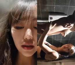 网吧厕所激情约炮!网红雪儿与男粉高潮迭起强忍呻吟,腿软抽搐欲仙欲死!