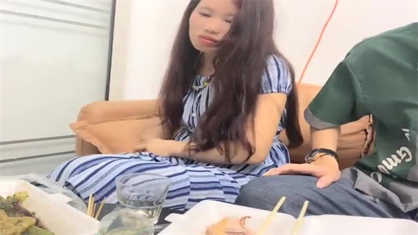 网聊约炮苗条人妻 吃饱喝足酒店爆操内射