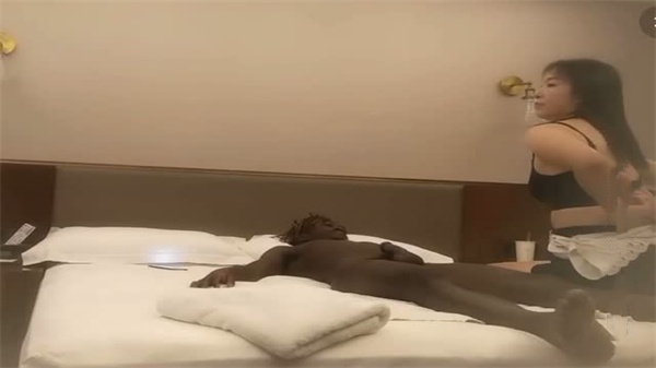 熟女人妻被老黑高价包夜！马尾骚穴狂干内射